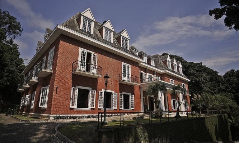 Mansão mais cara do Brasil está a venda por R$ 220 milhões. O IPTU é de R$ 450 mil