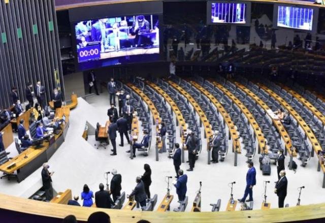 Janela partidária beneficia Bolsonaro e antecipa redução de partidos no congresso
