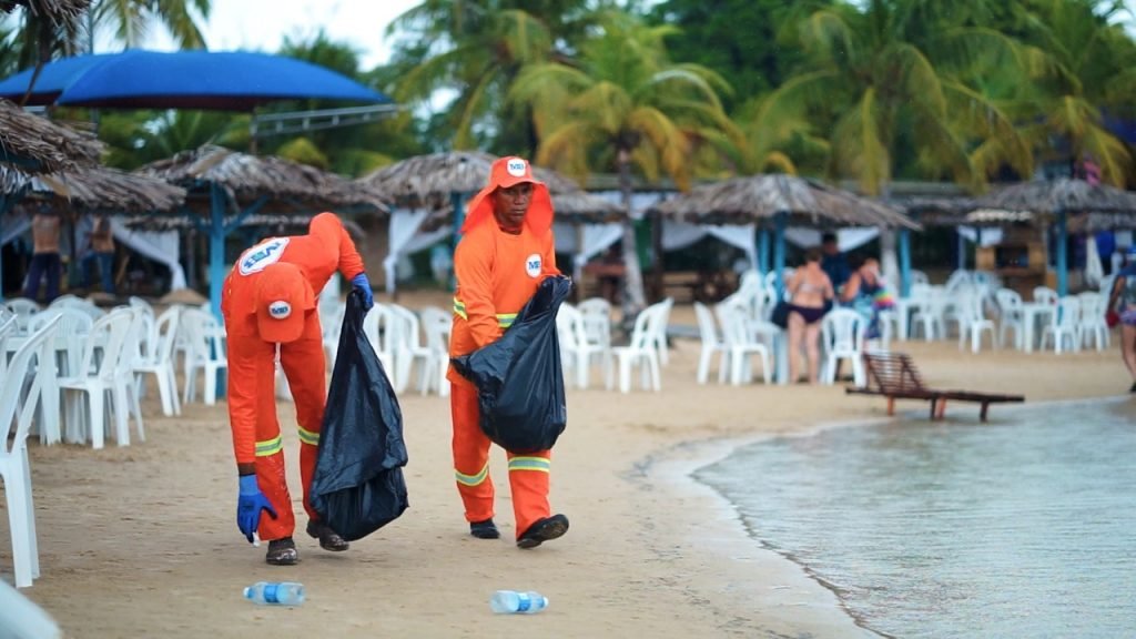 Dia do Gari: população deve valorizar mais a profissão, descartando o lixo corretamente