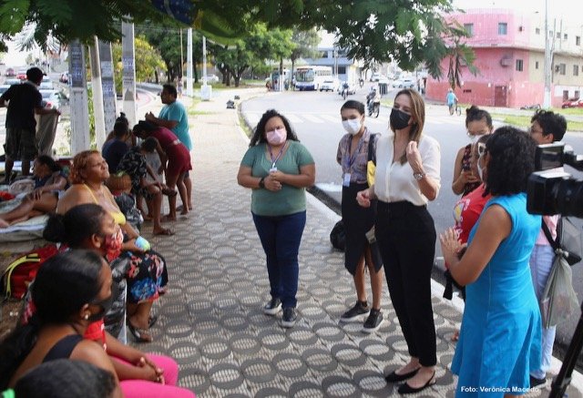 Frente Parlamentar distribui absorventes para mulheres em situação de rua