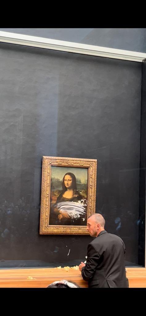Quadro da Monalisa é atacado por visitante no Louvre