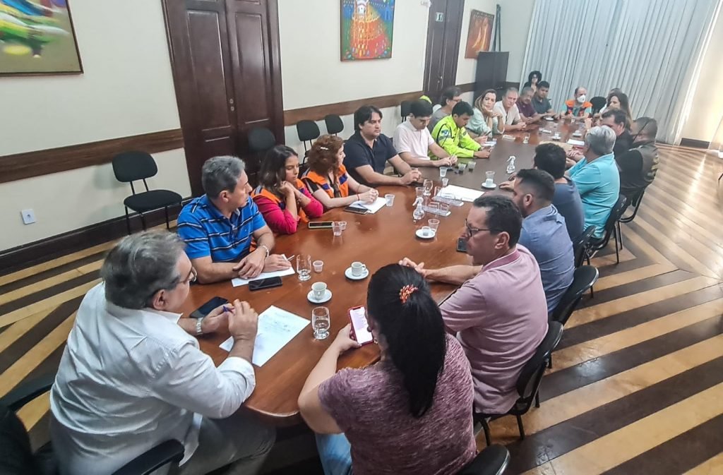 Prefeito reúne gabinete de crise diante das previsões de mais chuvas no litoral do Nordeste