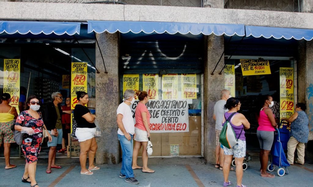 Confiança do varejo cai em janeiro, mas intenção de investimentos se mantém