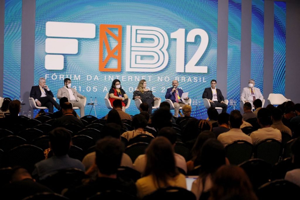 Inteligência artificial, desinformação e eleições serão debatidas no Fórum da Internet do Brasil, nesta sexta, em Natal