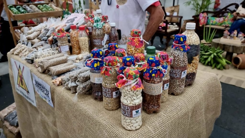 Agricultores familiares beneficiados pelo Projeto Governo Cidadão expõem produtos na I Fenafes
