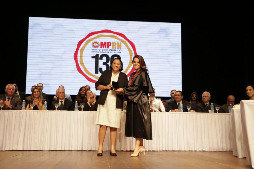 Governadora Fátima Bezerra recebe homenagem do Ministério Público do RN