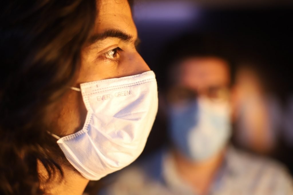 Decreto municipal recomenda uso de máscaras em ambientes fechados