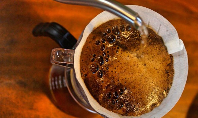 Café coado em filtro de papel é associado a menor risco de morte