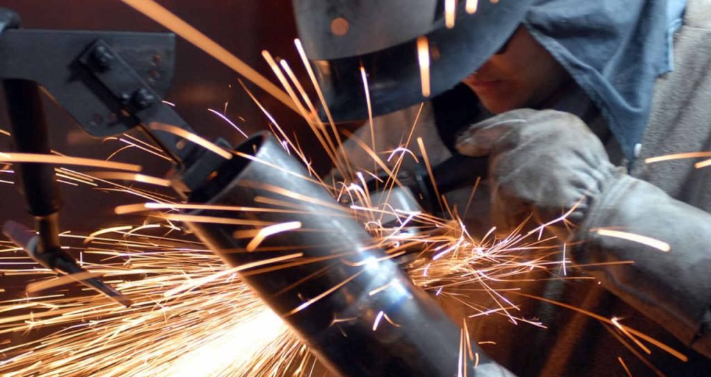 Produção industrial varia 0,3% em outubro após dois meses de queda, diz IBGE