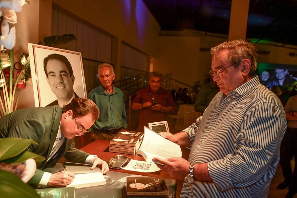 Como um dos articulistas, Álvaro Dias prestigia lançamento de livro em homenagem a João Faustino