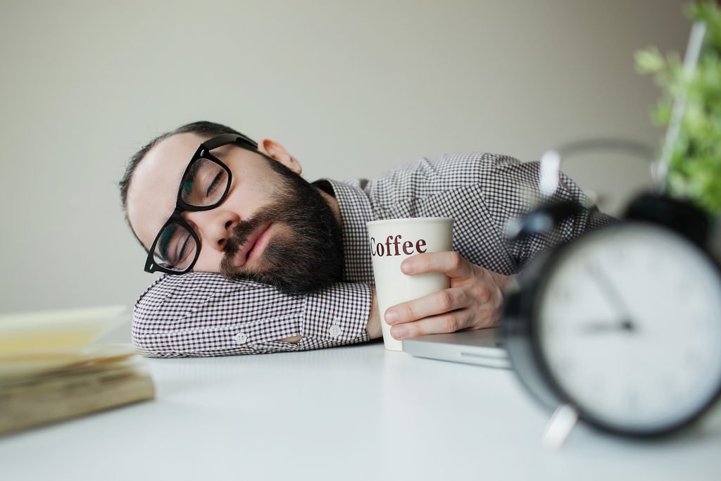 Você costuma cochilar durante o dia? Estudo associa este hábito a pressão alta e derrame
