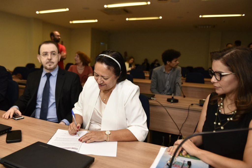 Governadora Fátima assina compromisso com Movimento de Combate à Corrupção para transparência da gestão pública