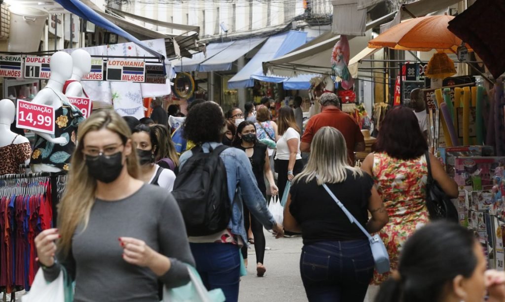 Natal abre cadastro para ambulantes no Carnaval 2024; venda de bebidas em garrafa está proibida