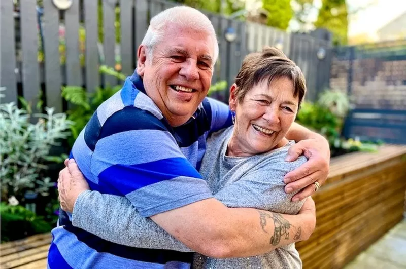 Nos casamos 20 anos depois de termos sido trocados quando bebês’