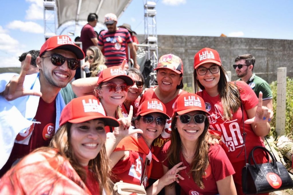 Governadora Fátima inicia agenda no Seridó com caravana por 8 cidades e é recebida nas ruas por apoiadores