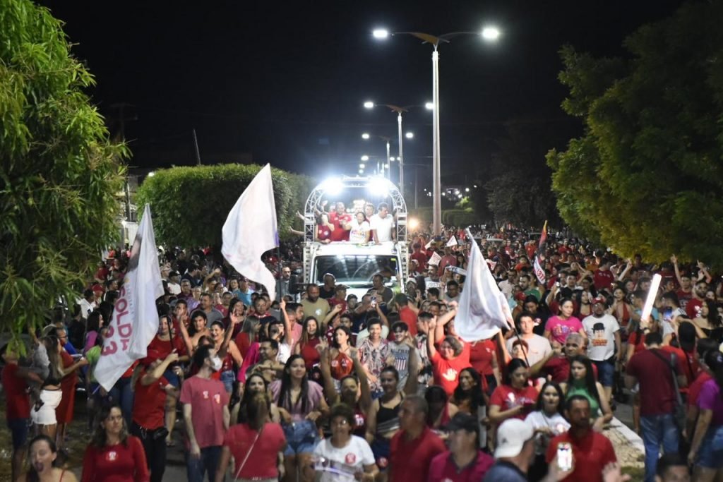Fátima Bezerra reúne população e lideranças no encerramento de terceiro dia de caravana no Oeste