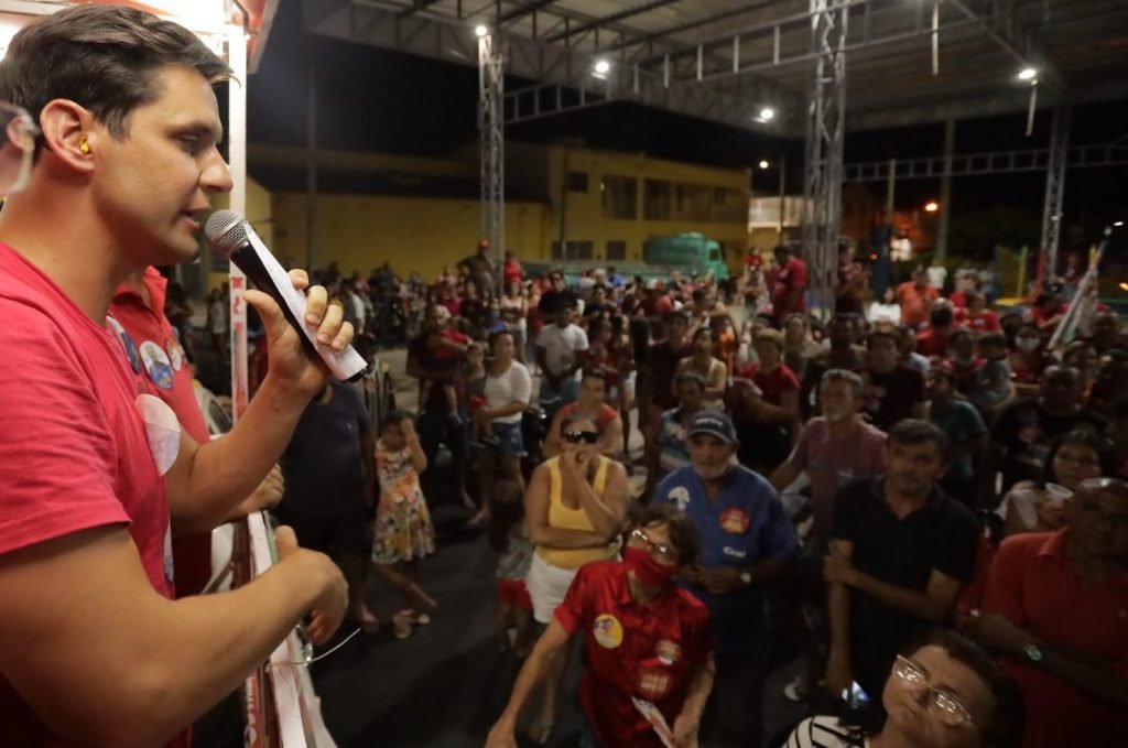 Rafael mira nos indecisos com comparativo entre os candidatos ao Senado