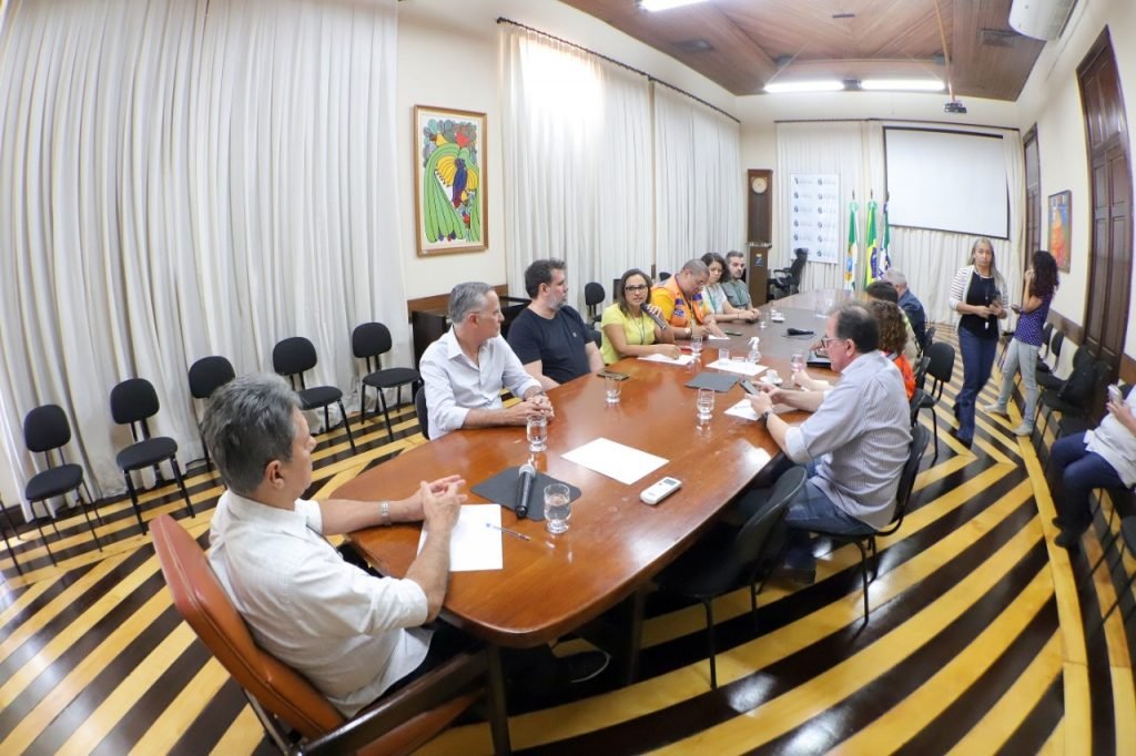 Prefeitura de Natal discute ações voltadas para o surgimento de fragmentos de óleo no litoral