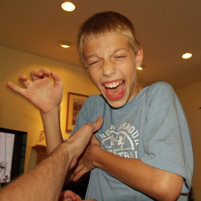 Cientistas desvendaram o mistério: por que não conseguimos fazer cócegas em nós mesmos?