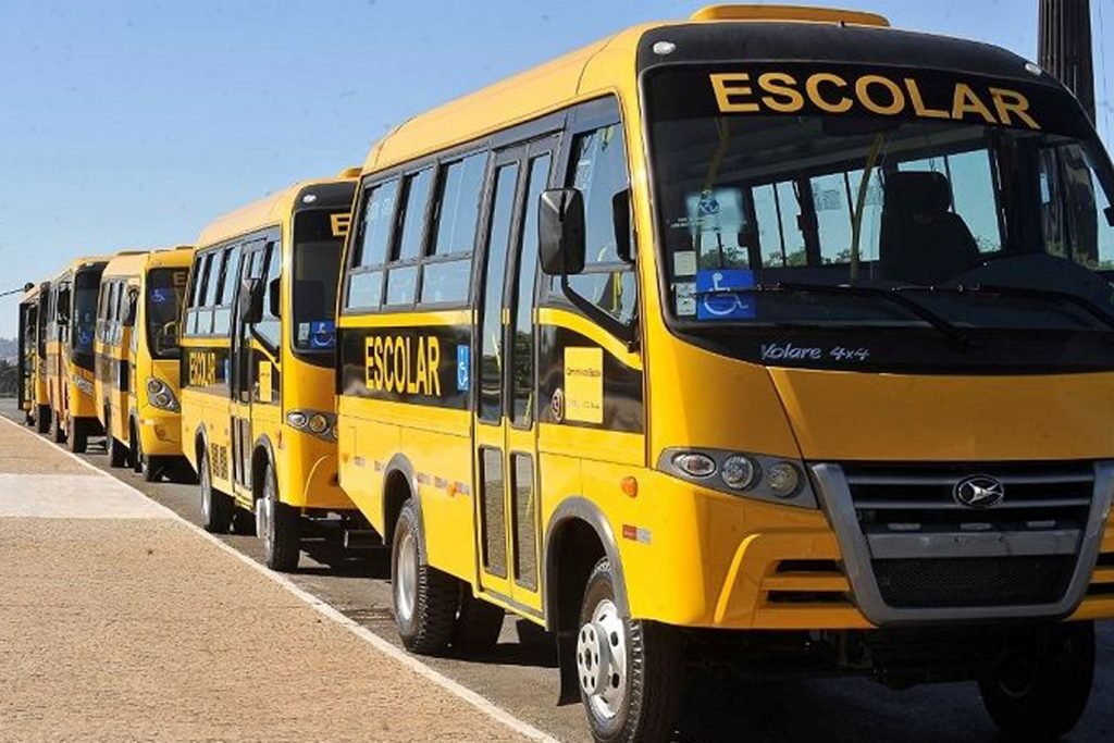 Governadora entrega 60 ônibus escolares para a rede pública