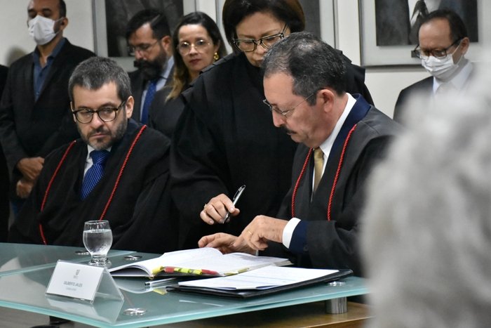 Conselheiro Gilberto Jales toma posse como presidente do TCE para o biênio 2023-2024