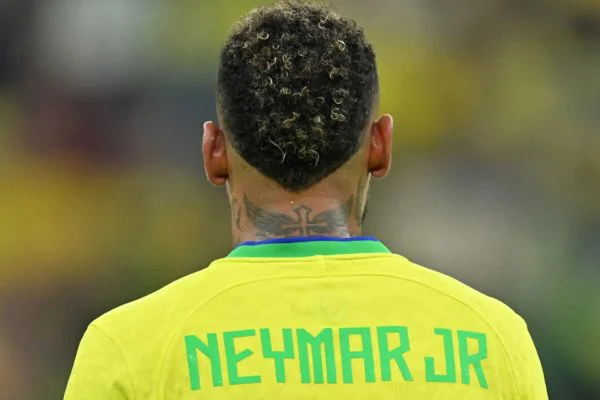 Cruz credo! Contra Croácia o Brasil estreia combinação de uniformes no Catar.