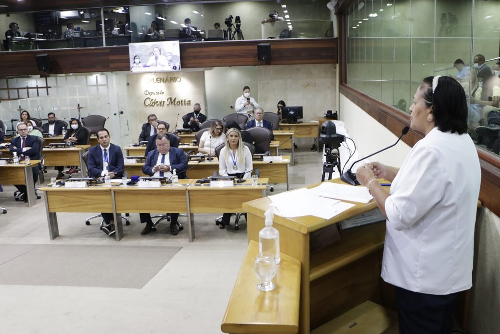 Governadora recebe Comenda por ações em benefício da UERN