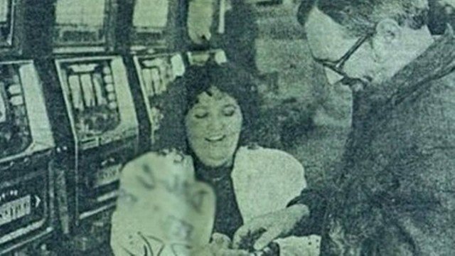 Sortuda que ganhou R$ 60 milhões em duas loterias perde tudo e agora mora em trailer