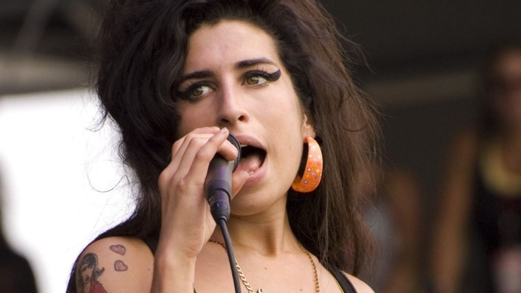 Amy Winehouse é eleita a maior cantora do século 21. Veja o ranking