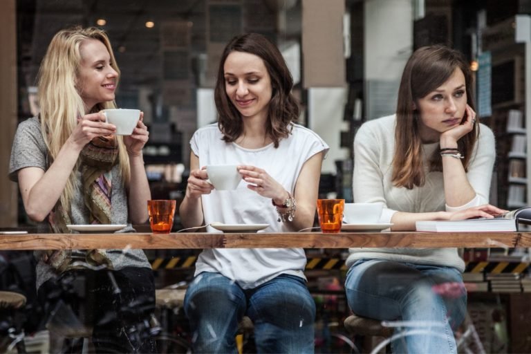 Saiba quando é hora de cortar uma amizade