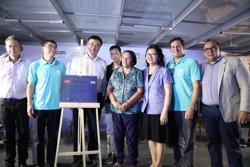 Governo do RN e empresas chinesas entregam dessalinizadores em João Câmara