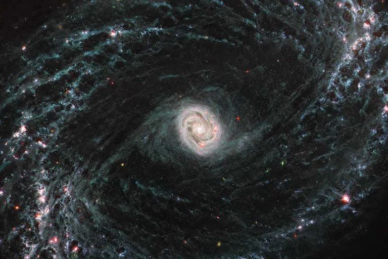 James Webb revela novas imagens da galáxia de cair o queixo