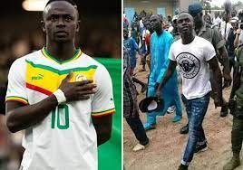 Jogador Sadio Mané leva internet e correios, após hospital e escola, a vilarejo onde nasceu