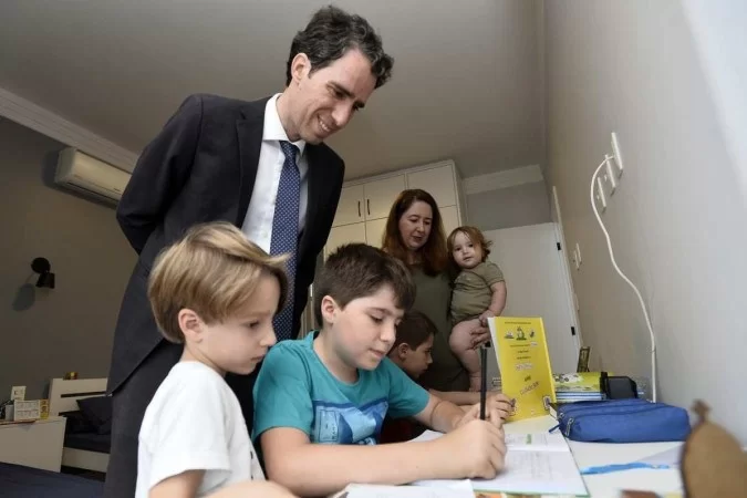 Falta no trabalho para comparecer à escola do filho pode ser abonada, propõe deputado do PT