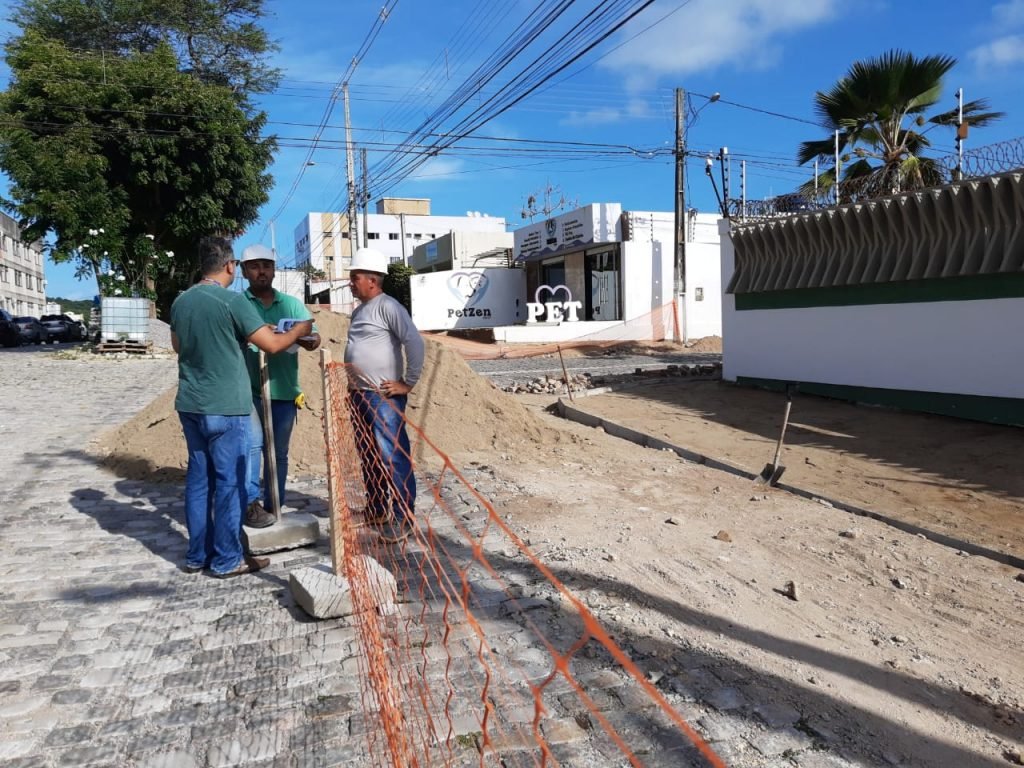 Obras de padronização das calçadas avançam pela Amintas Barros