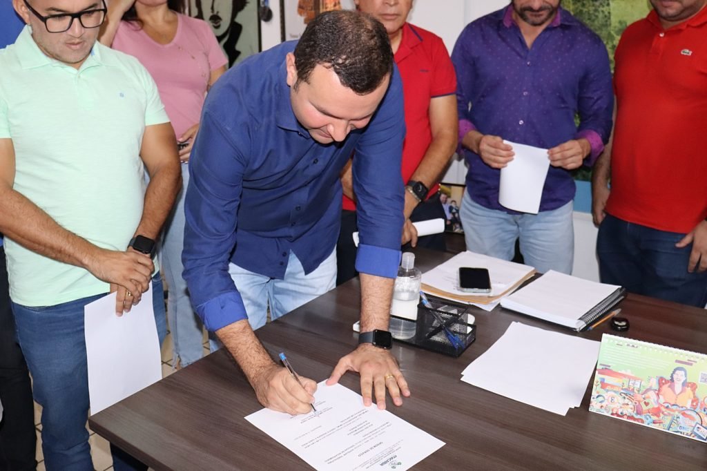 Prefeito Emídio Jr. assina ordem de serviço para recapeamento de mais três vias do Centro