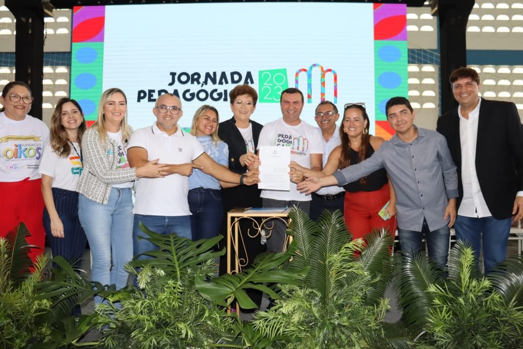 Prefeito Emído Jr sanciona Lei do piso dos professores na abertura da Jornada Pedagógica