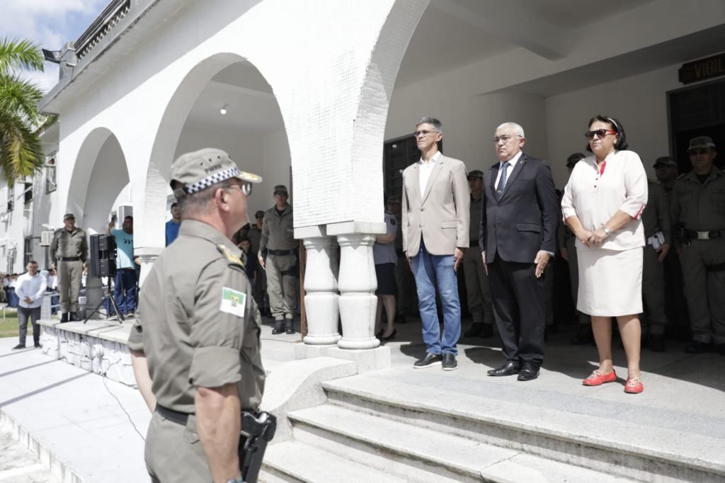 Governo entrega novo fardamento, confirma promoções para 2 de maio e pagamento de diárias