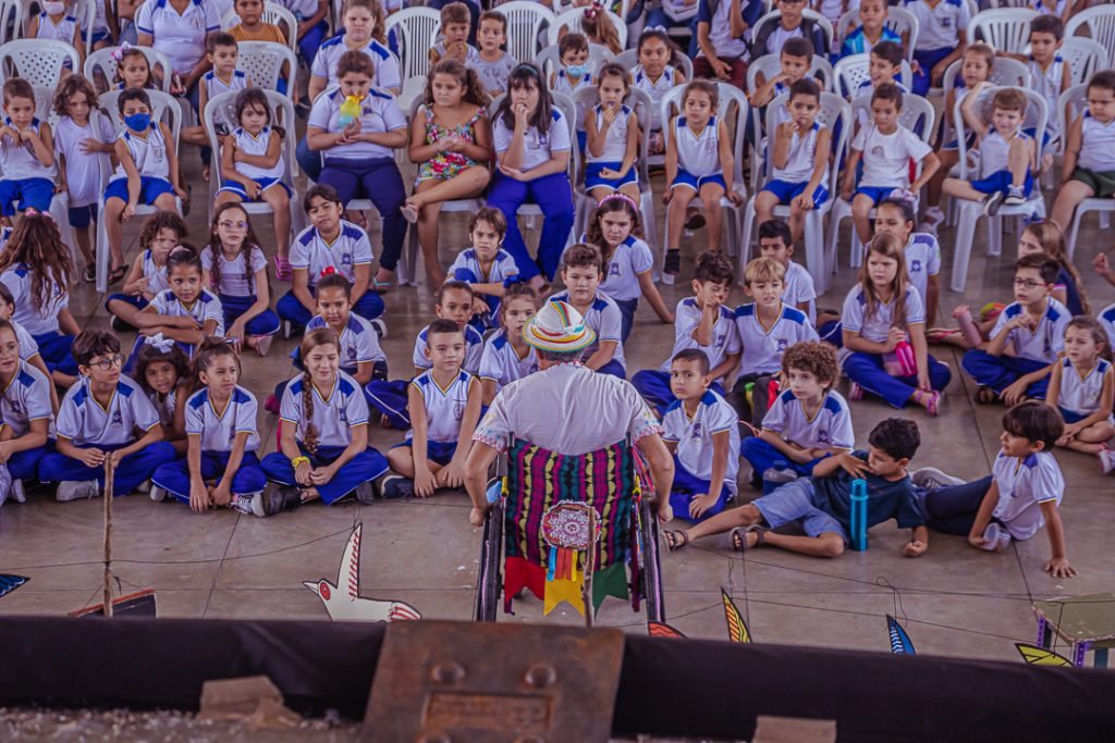 Associação Cultural Trapiá apresenta Menino Pássaro