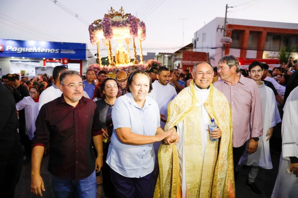 Governadora Fátima Bezerra participa da procissão de Santa Rita de Cássia em Santa Cruz