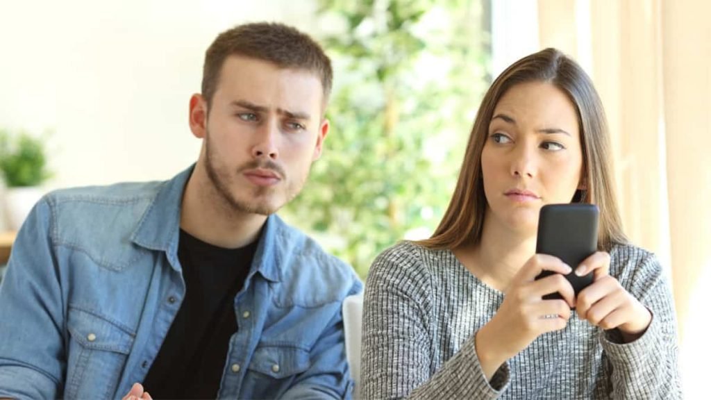 41% dos brasileiros já acessaram celular de parceiros sem permissão. Você já fez isso?