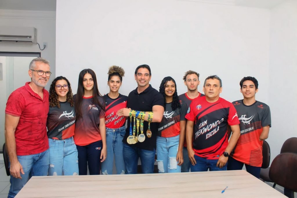 Prefeitura recebe atletas assuenses medalhistas na Copa Regional Taekwondo