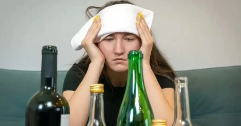 Brasileiros criam pílula que promete curar ressaca e proteger o fígado