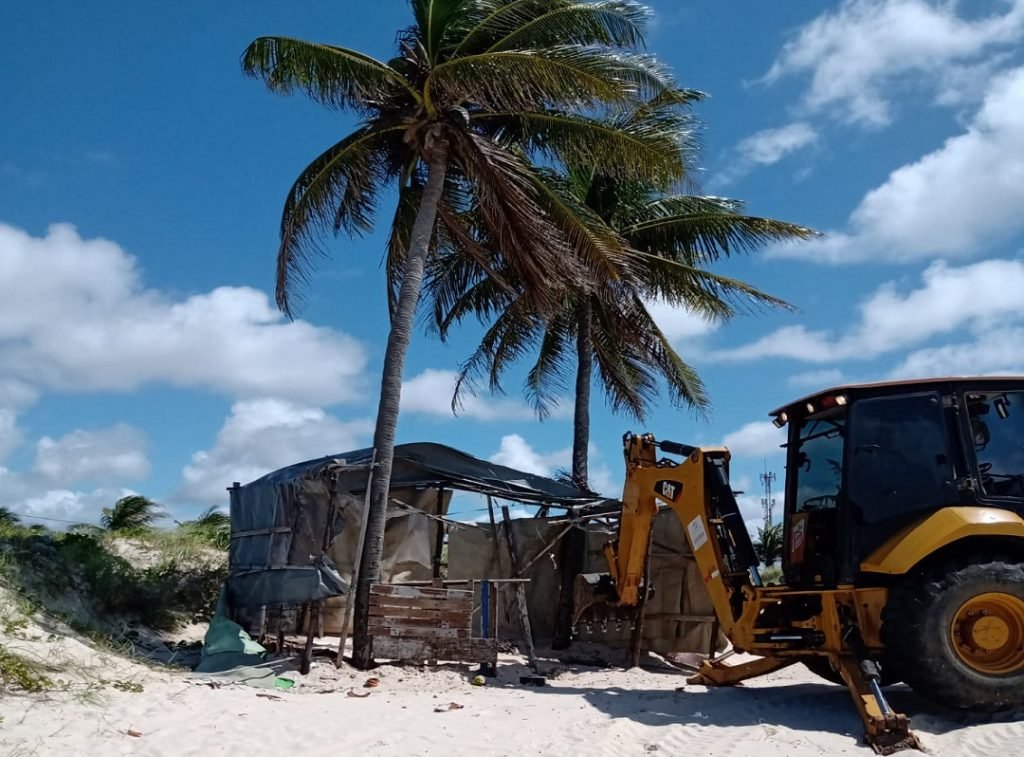 Fiscalização remove quatro barracas irregulares na Praia da Redinha