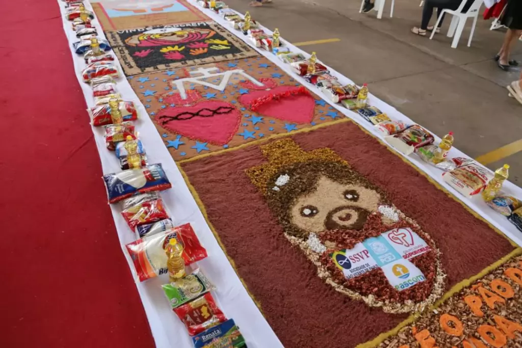 Qual é a origem da tradição dos tapetes de Corpus Christi?