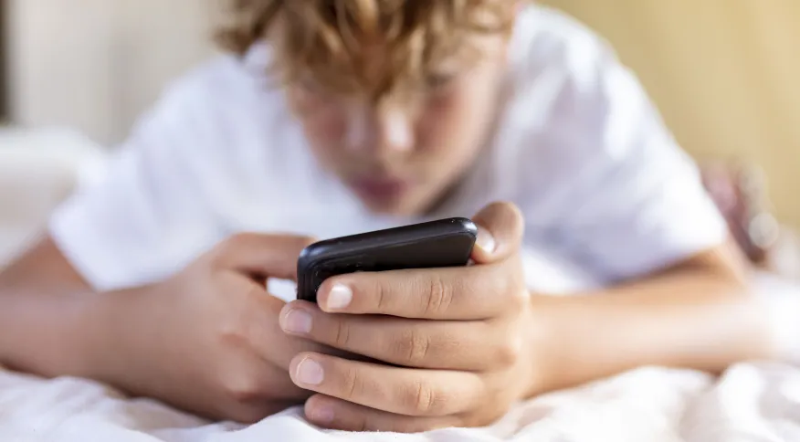 Com que idade podem ter um celular ou quando podem sair sozinhos: as respostas para a autonomia de crianças e adolescentes