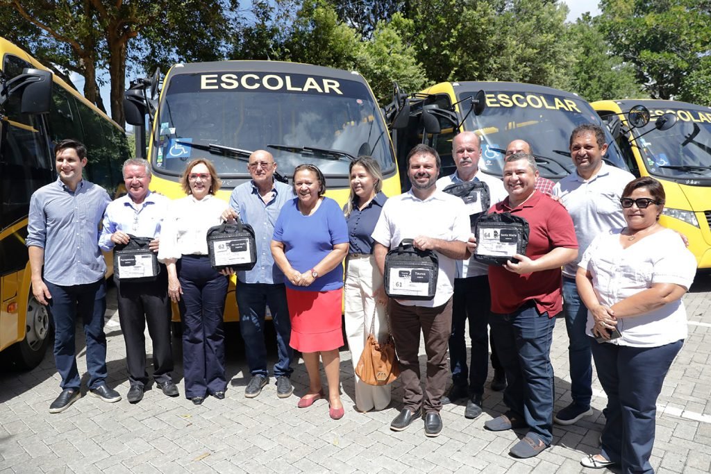 Governo do RN completa entrega de 86 novos ônibus escolares