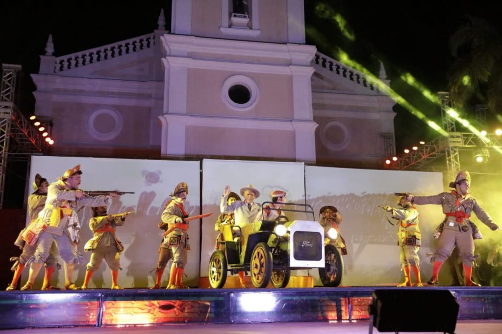 Governadora Fátima Bezerra assiste última exibição do espetáculo Chuva de Bala em Mossoró