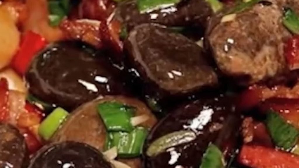 ‘Suodiu’. Chupar pedras fritas é a nova moda (gastronômica) na China