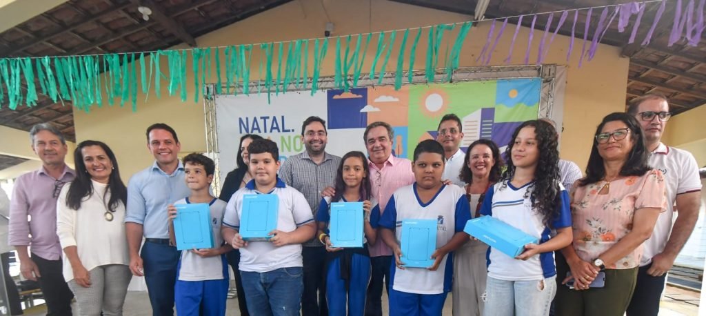 Prefeito faz entrega de 16 mil tablets para a rede municipal de ensino